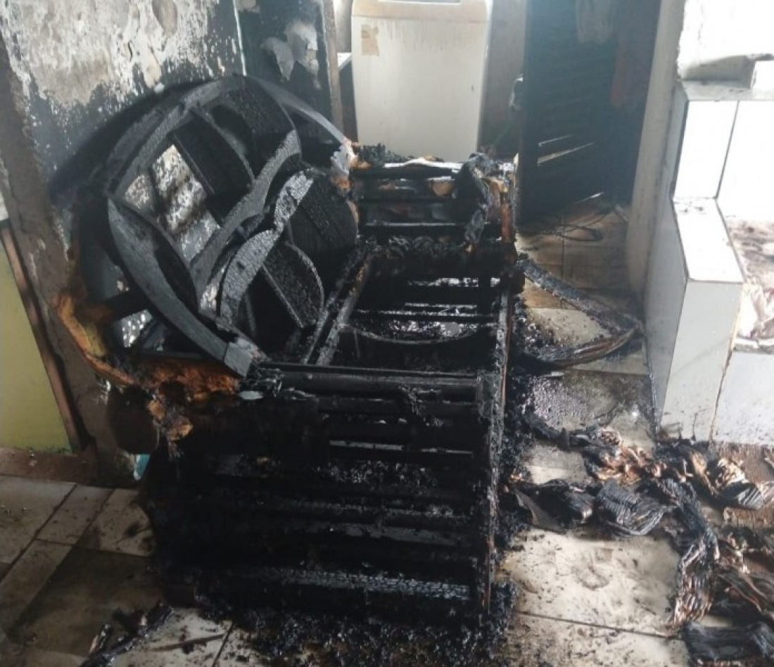 Vizinhos agem rápido e apagam incêndio em residência de idosa