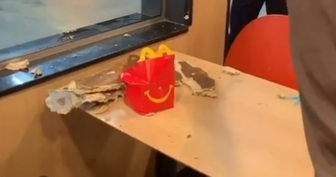 Forro de gesso desaba em McDonald's de Florianópolis e atinge mesa onde família estava