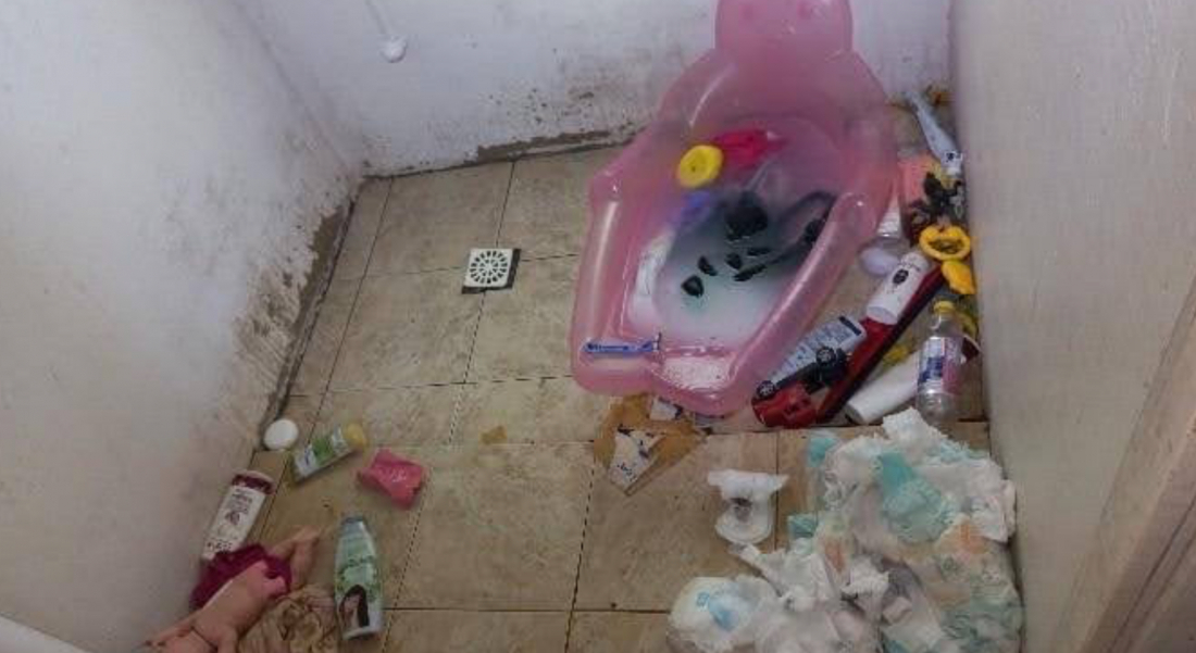 ‘Fraldas sujas e comida estragada’: mãe é presa por abandono após sair para se prostituir em SC