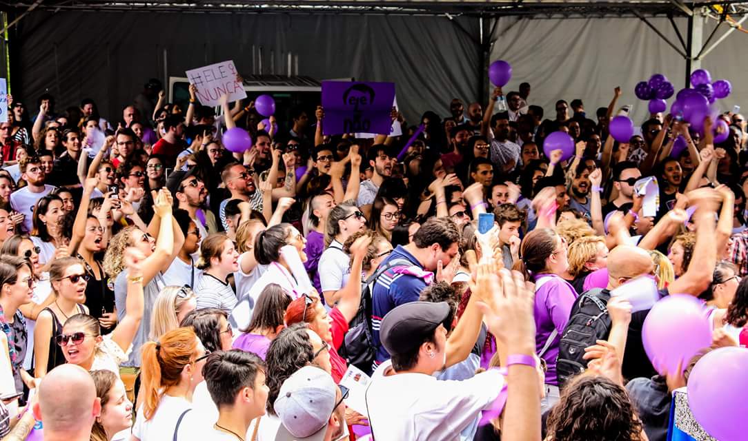 Ato suprapartidário #EleNão reúne centenas de mulheres em Criciúma