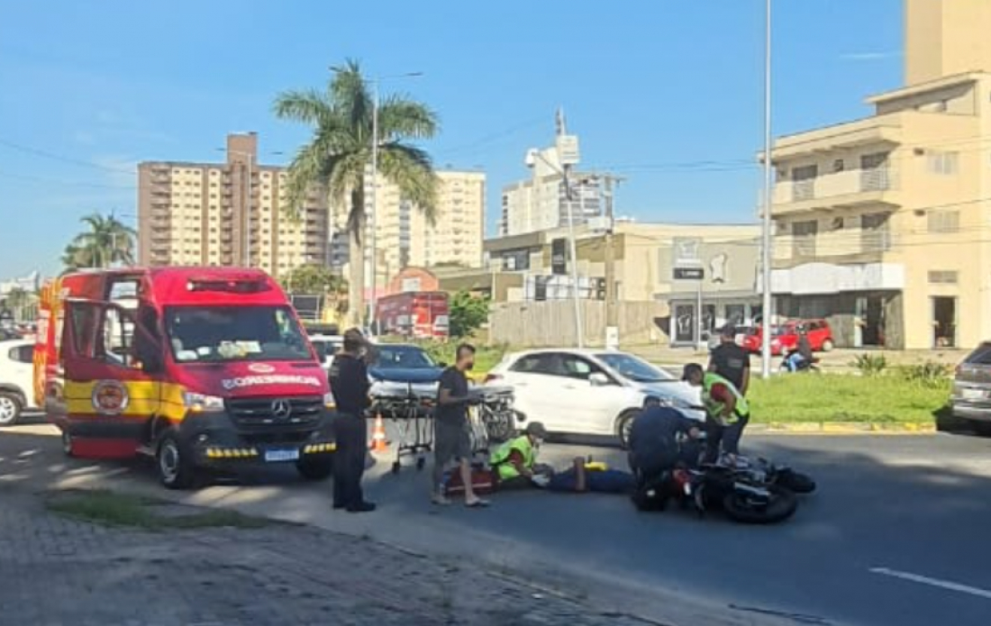 Motociclista e veículo colidem na rótula da Av. Marcolino Martins Cabral, em Tubarão