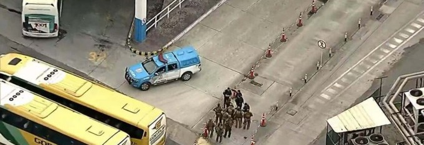 No país: homem faz 18 reféns em ônibus na Rodoviária do Rio; há relatos de tiros e feridos