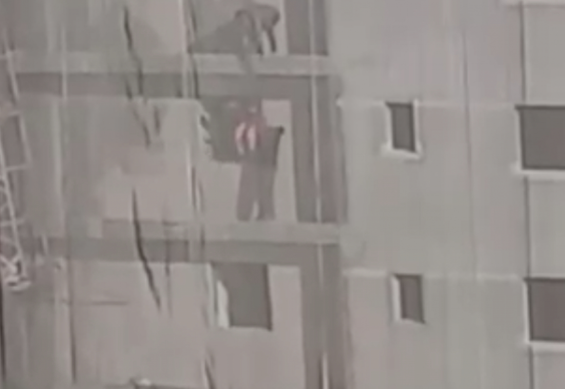 Bombeiros resgatam trabalhadores pendurados após queda de andaime em Itapema