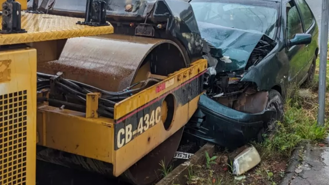 Em SC: Carro com mulher e bebê bate em rolo compactador estacionado