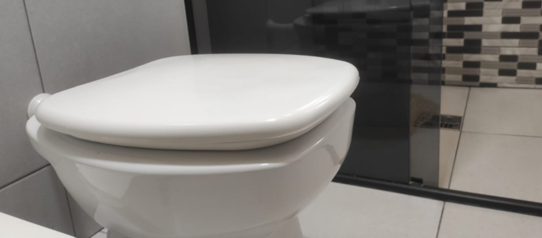 Em SC: Criança morre ao tentar trocar temperatura de chuveiro e cair sobre vaso sanitário