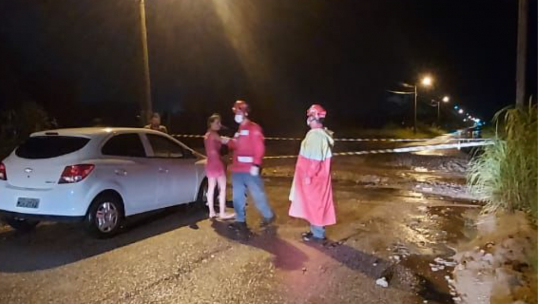 Carro fica parcialmente submerso ao cair em buraco alagado em Sangão