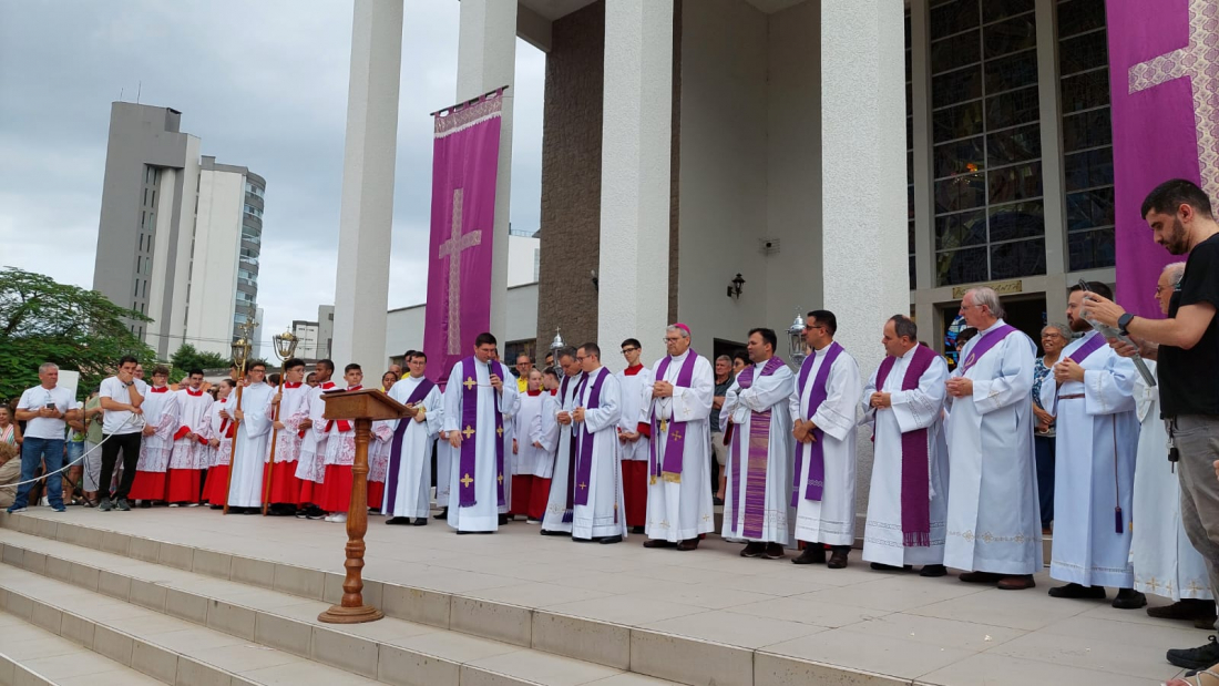 Procissão de Passos reúne multidão de fiéis em Tubarão