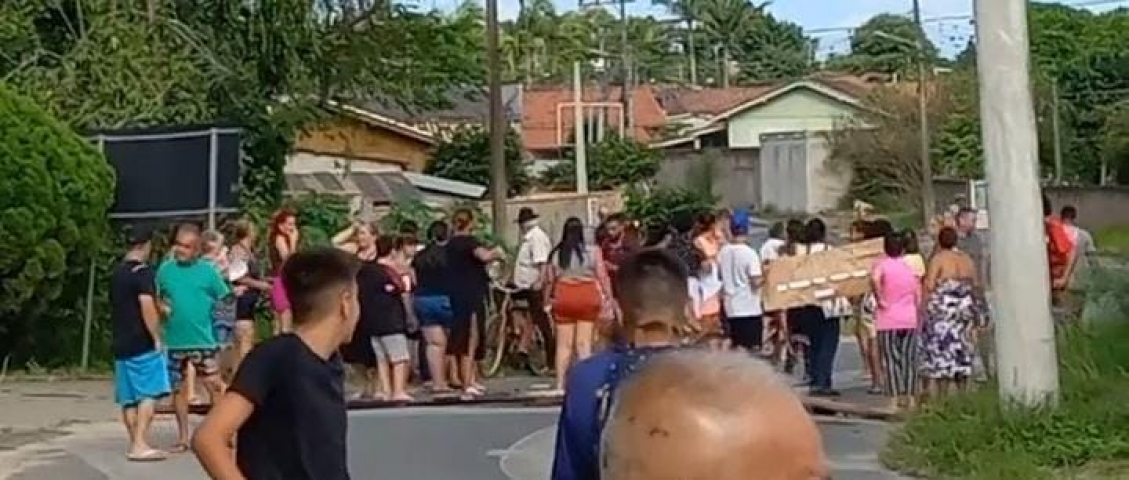 Moradores de Tubarão protestam por medidas contra lixo às margens do rio e proliferação do mosquito maruim
