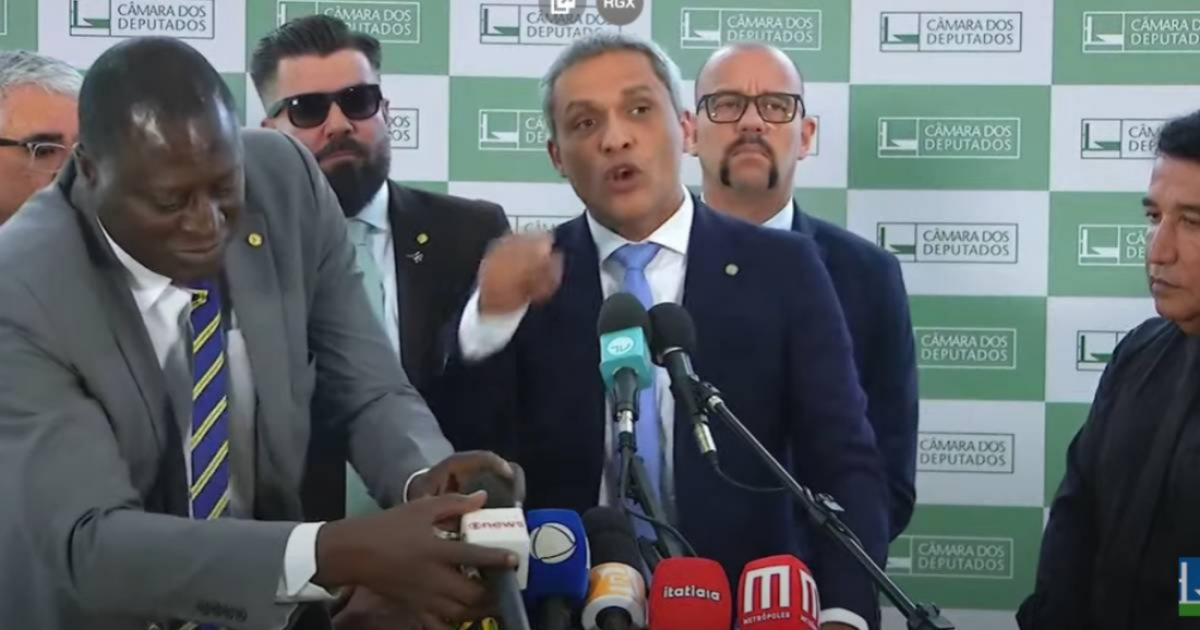 Brasil: deputado retira microfone da Globo de coletiva e o coloca no chão