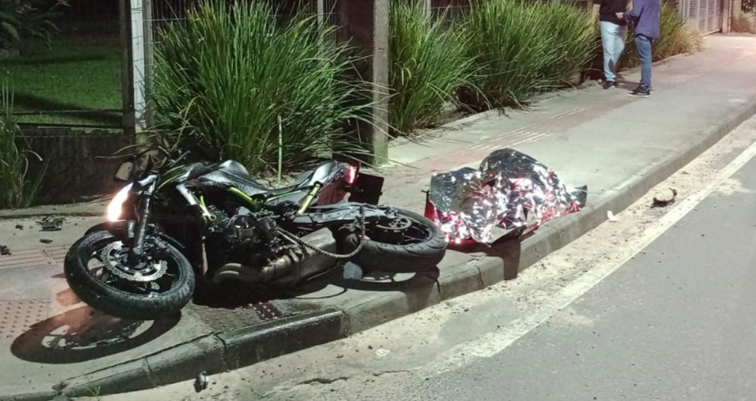 Jovem pede para ser filmado em moto nova e morre em colisão fatal, em Tubarão