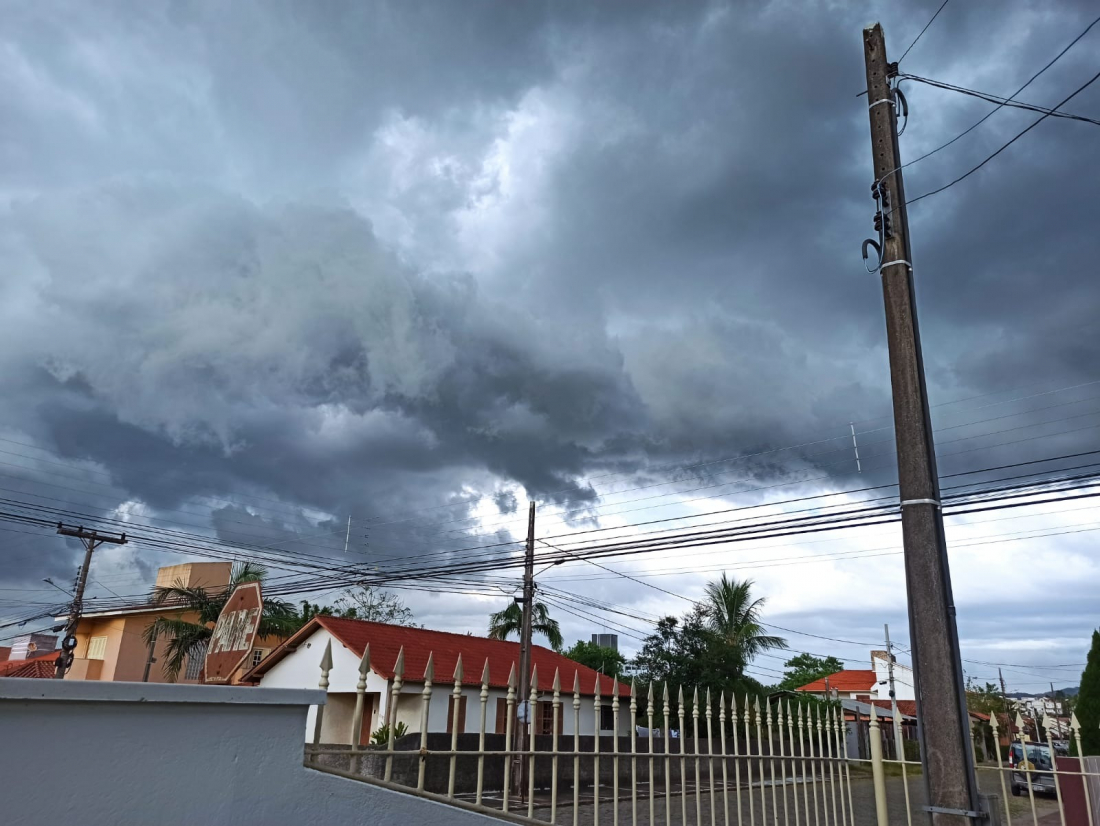 Com fortes rajadas de vento, tempo muda e escurece rapidamente em Tubarão 