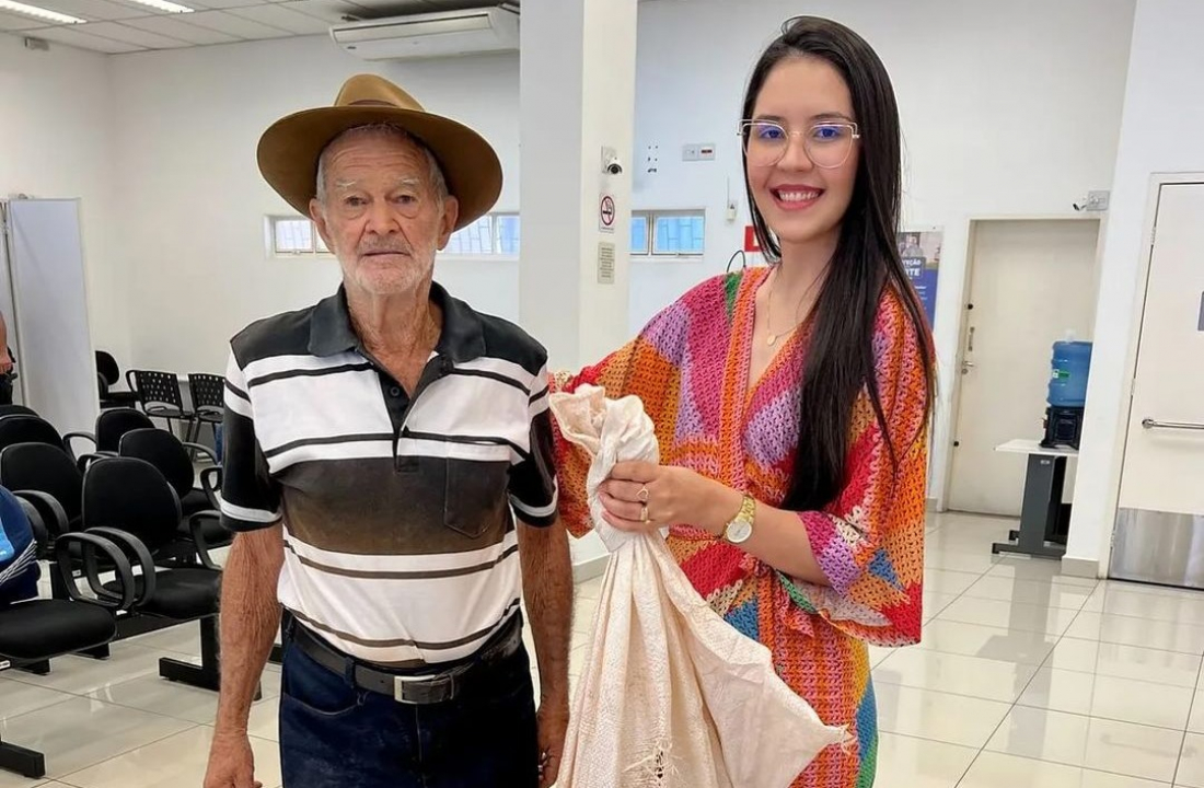 Brasil: idoso presenteia gerente de banco com galinha por bom atendimento