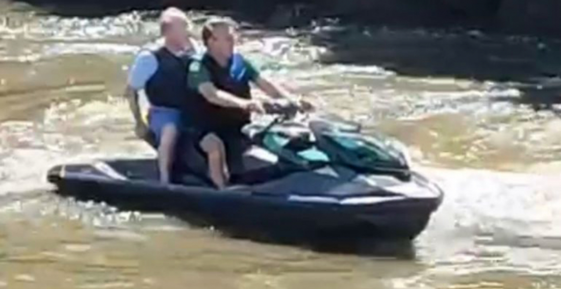 Bolsonaro anda de jet ski e atende apoiadores em Balneário Camboriú