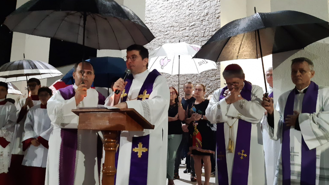 Mesmo com chuva, Procissão do Senhor Morto reúne milhares de fiéis em Tubarão