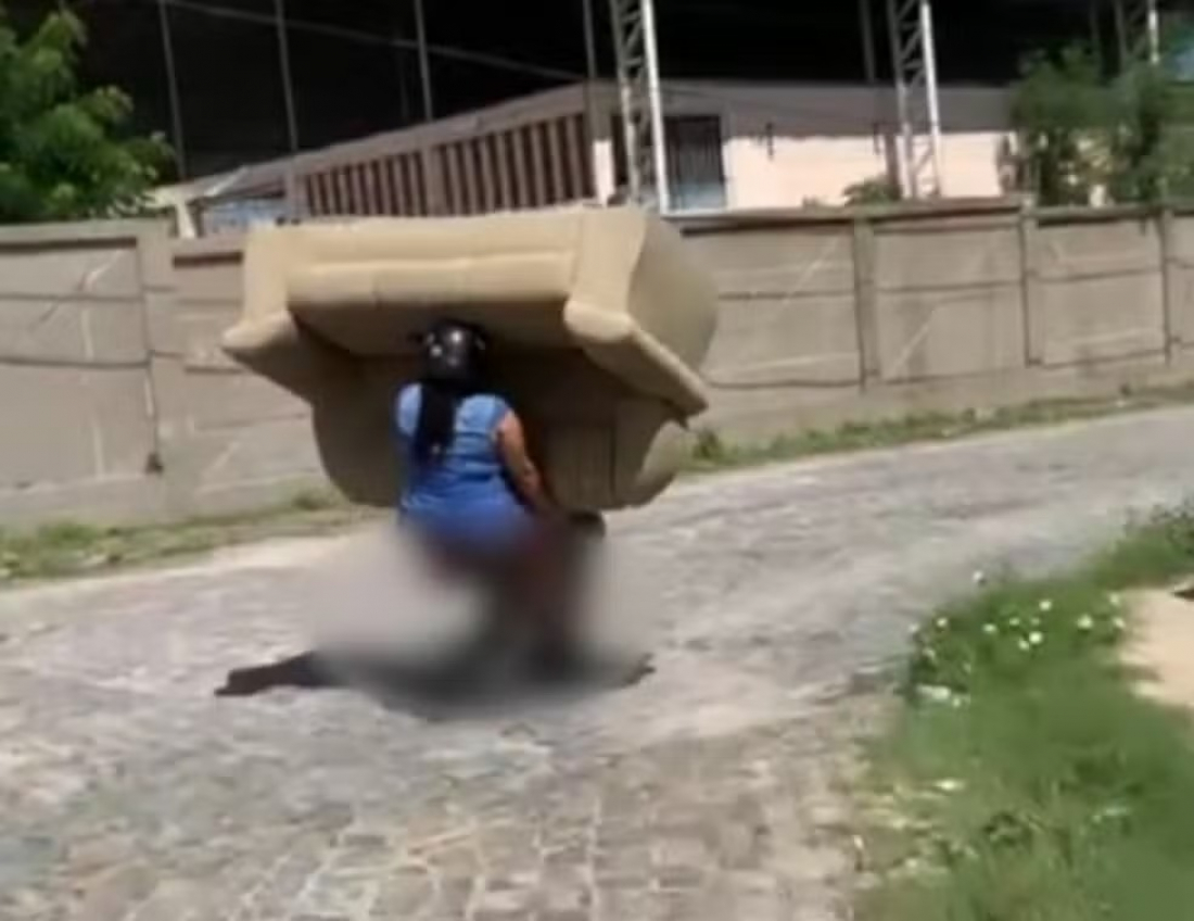 Brasil: motociclista transporta sofá de três lugares no RN