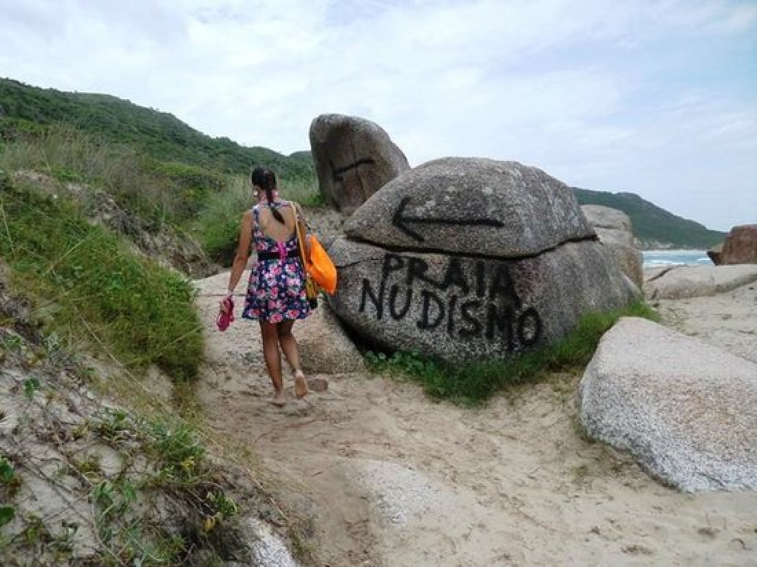 Prefeito de Florianópolis nega uso de drones para 'caçar pelados' na Praia da Galheta