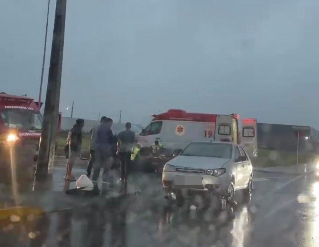 Motociclista fica ferida após colisão com carro na Av. Pedro Zapelini