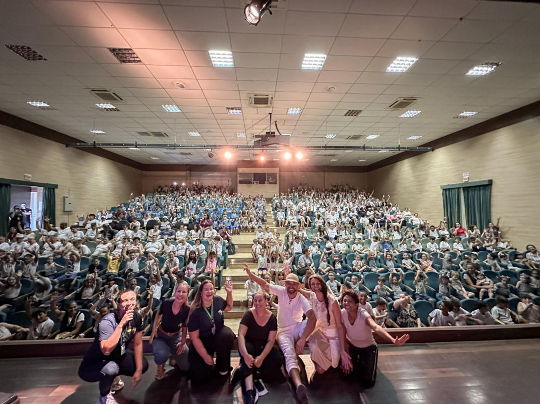 Cerca de 800 estudantes lotam teatro do Parque Diamante em espetáculo de conscientização ambiental