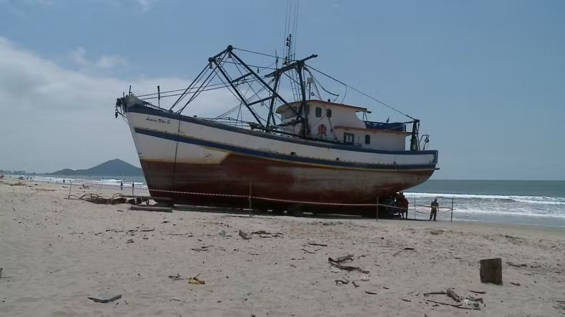 Barco de 120 toneladas será retirado de praia após passar 3 meses encalhado em SC