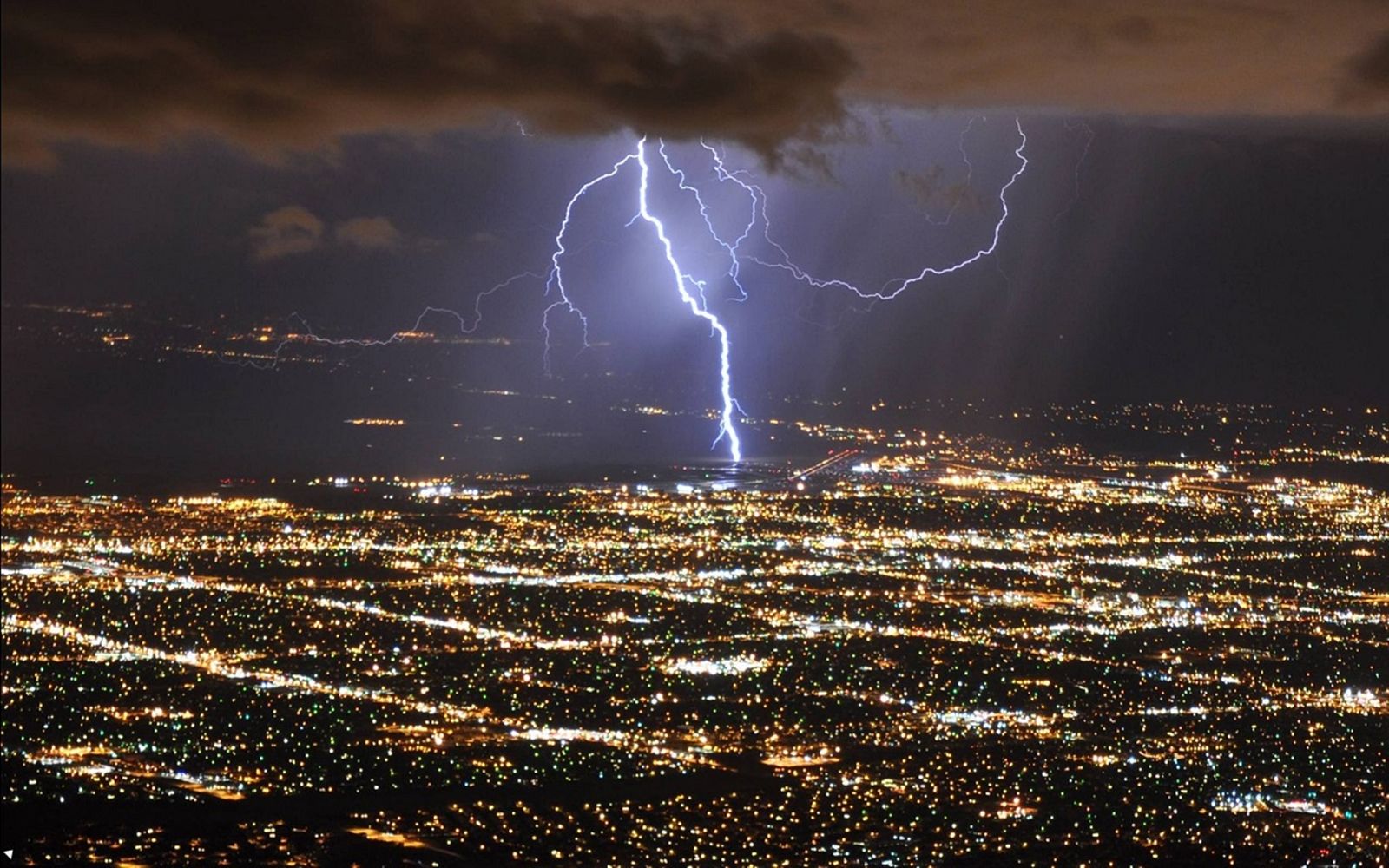 Atenção: temporais localizados com rajadas de vento e granizo em SC