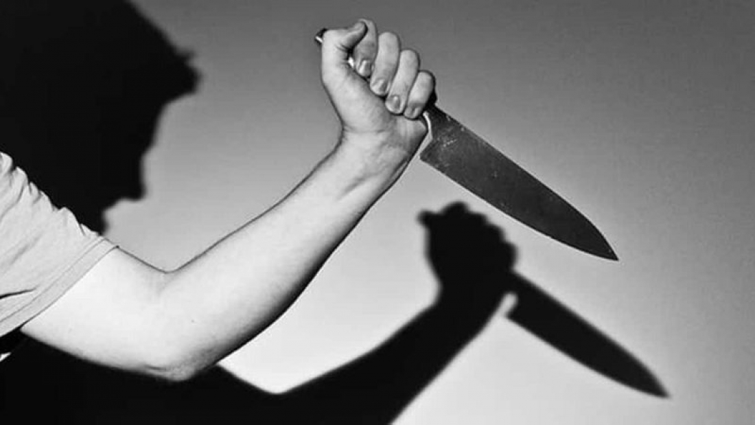 Homem com mandado em aberto esfaqueia companheira, se esconde em oficina e é preso pela PM em Jaguaruna