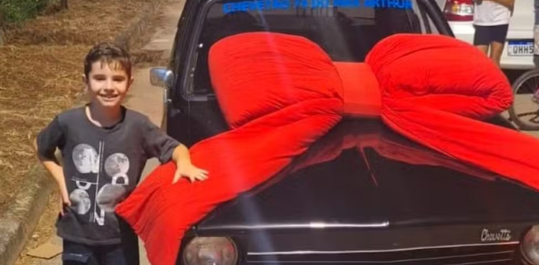 Em SC: Menino de 9 anos que guardava dinheiro para comprar Chevette ganha carro de aniversário