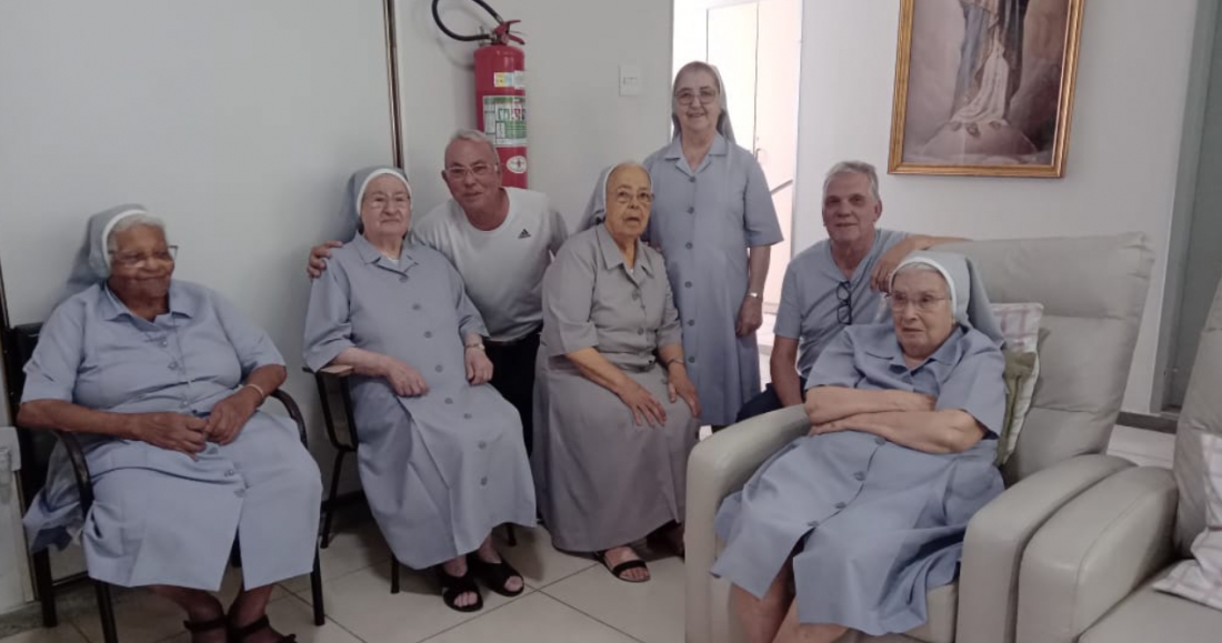 Tubaronenses viajam 1400 km para reencontrar em MG as irmãs que eram do Lar da Menina