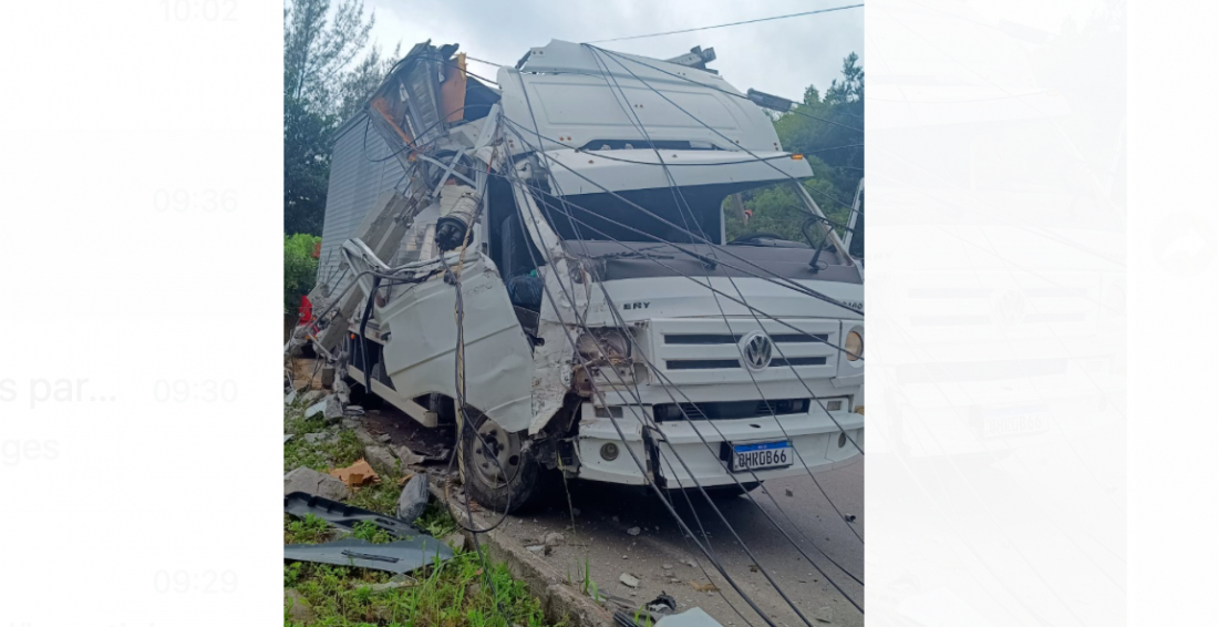 Colisão entre caminhão e poste de energia mobiliza bombeiros em Garopaba