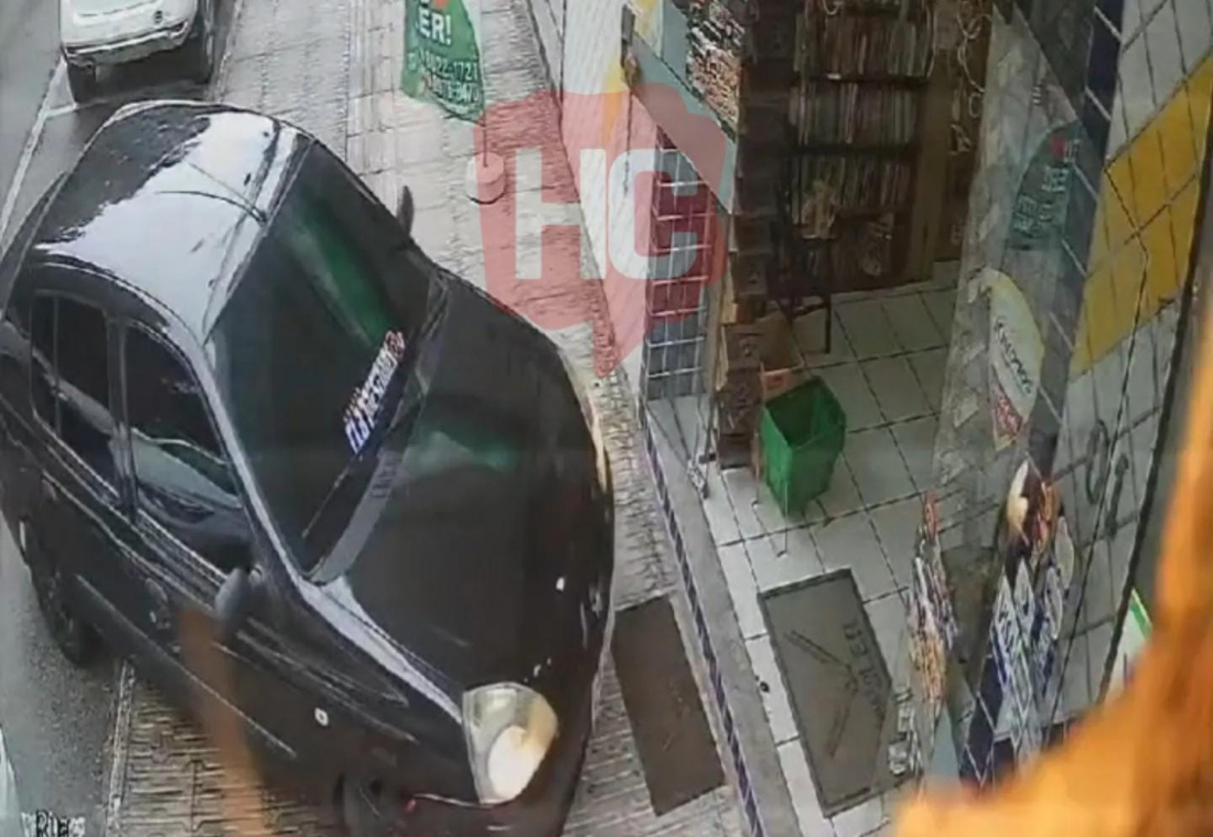 Carro desgovernado quase invade Sebo em Tubarão nesta quinta-feira (11)