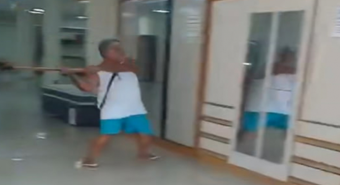 No País: Furioso com demora em entrega, homem destrói loja com machado no RJ