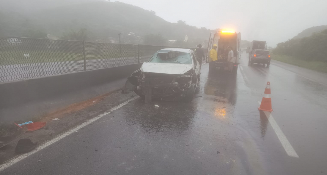 (Vídeo) Veículo capota na BR-101 em Imbituba e deixa três pessoas feridas 