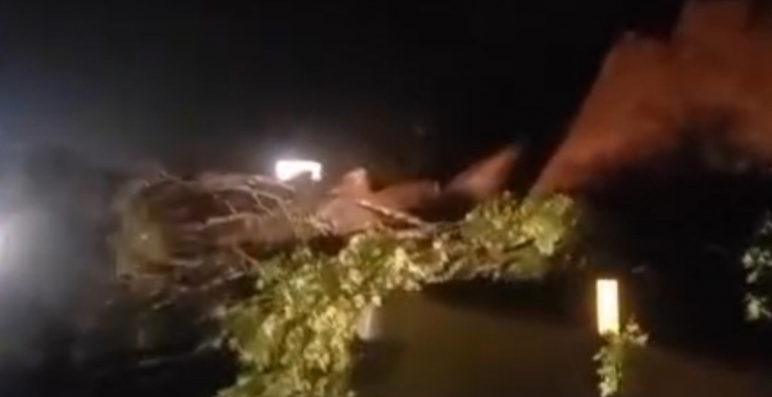 Queda de barreira interdita a BR-101 no Morro dos Cavalos, em Palhoça