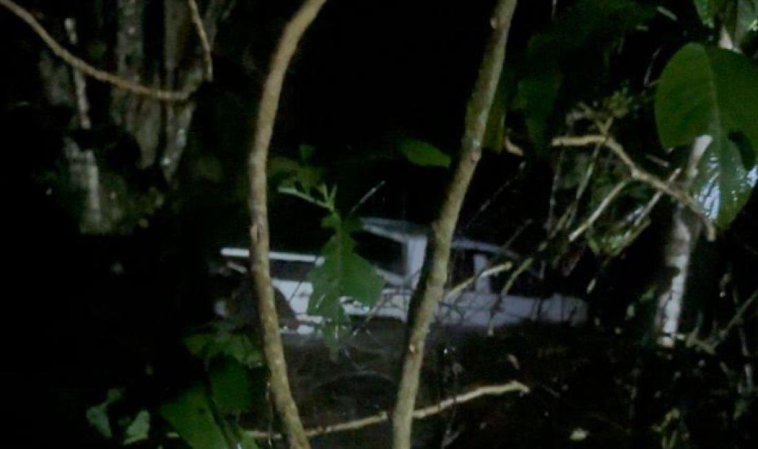 Carro é arrastado pela correnteza após transbordamento de rio em Garopaba