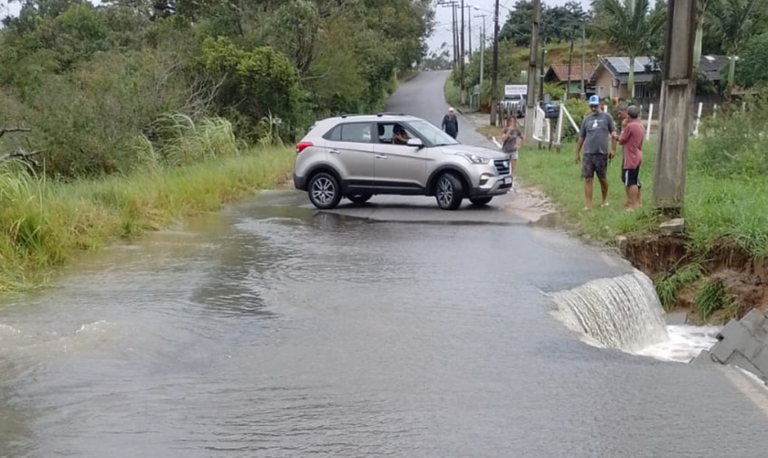 Alagamentos e fortes chuvas provocam suspensão das aulas em Imbituba