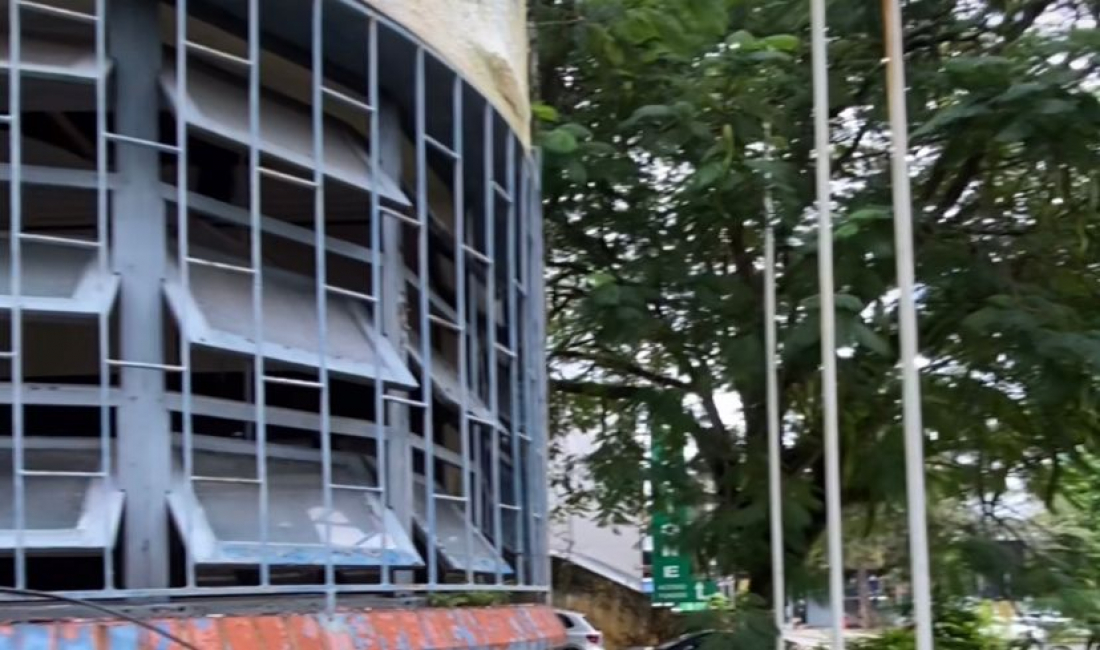 (Vídeo) Situação precária de prédio no Centro de Tubarão preocupa moradores