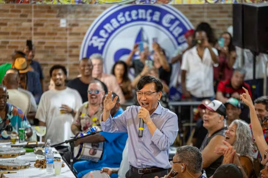 Brasil: embaixador da Coreia do Sul solta a voz no Samba do Trabalhador no RJ