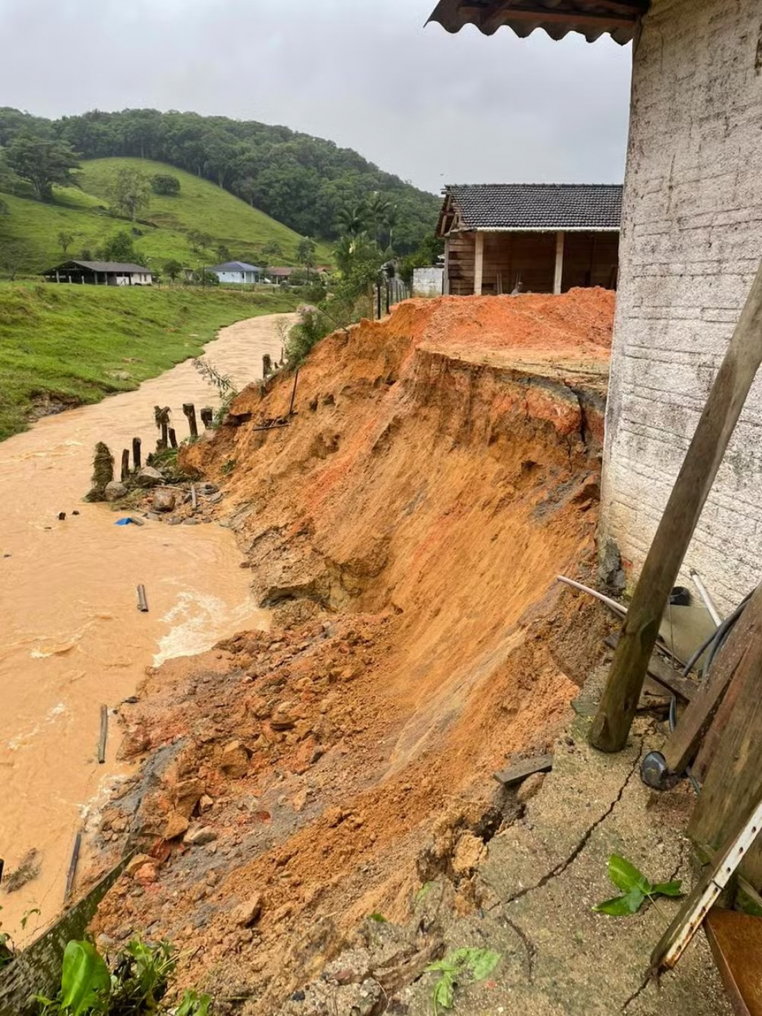 Em SC: chuvas deixam mais de 200 desabrigados e cinco cidades declaram emergência