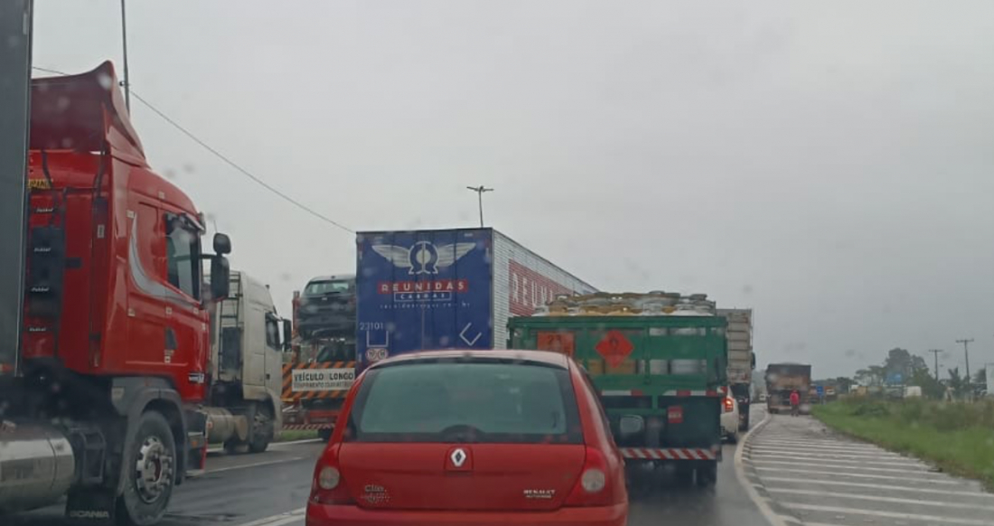 Pista da BR-101 apresenta congestionamento na manhã desta quarta-feira, 17