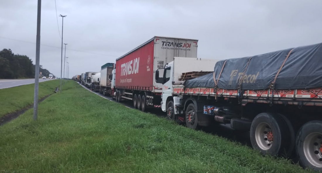 Fila na BR-101 passa de 30 quilômetros nesta quarta-feira; confira qual o trecho