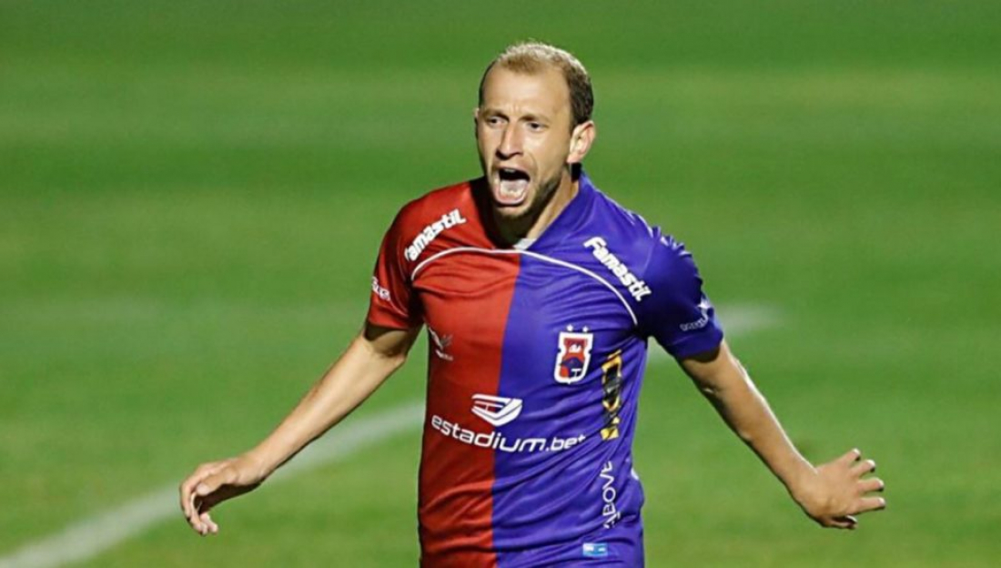 Tubarão contrata camisa 9, mas ouve ‘não’ de Renan Bressan