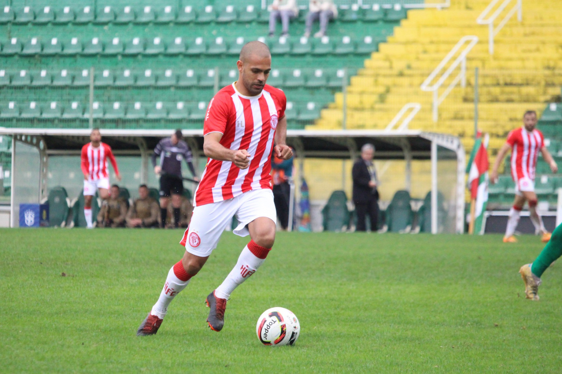 Maior salário e ‘vilão’ em eliminação no Catarinense, Clayton deixa o Hercílio Luz