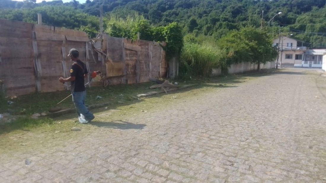 Fundação Irmã Vera promove serviços de limpeza e roçagem em ruas de Laguna
