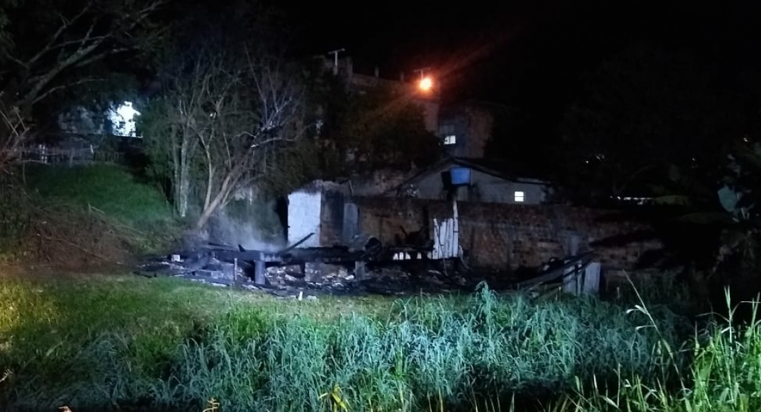 Choro de bebê alerta família para incêndio na madrugada deste sábado (20) em Criciúma