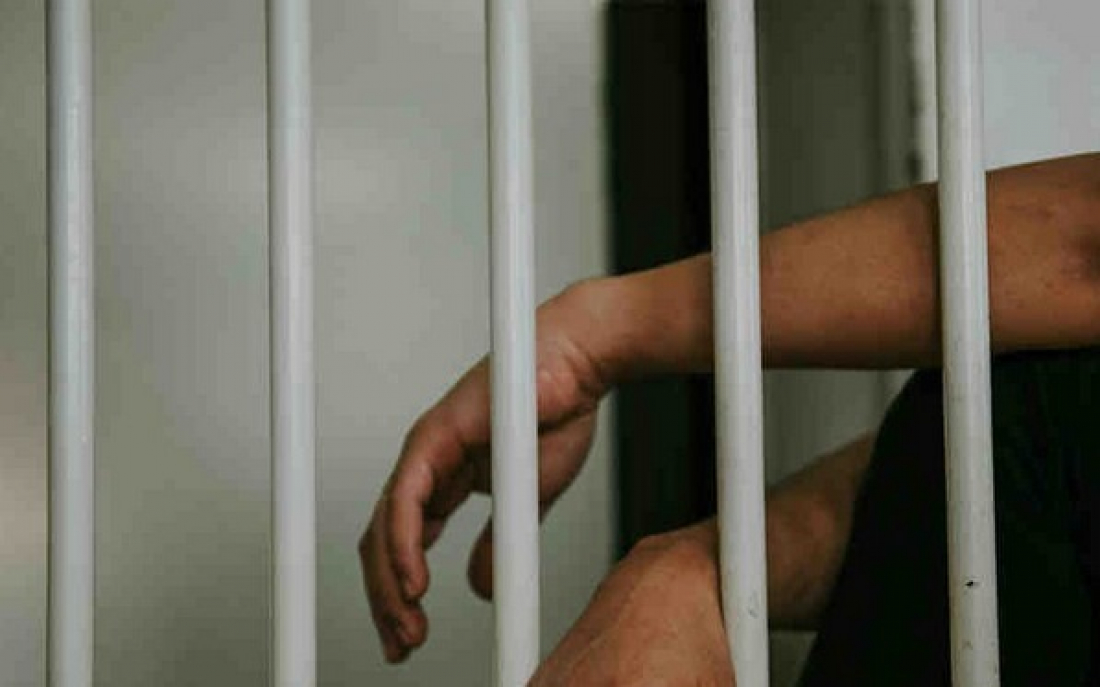 Adolescente de 14 anos é detido por tráfico de drogas próximo a colégio em Armazém