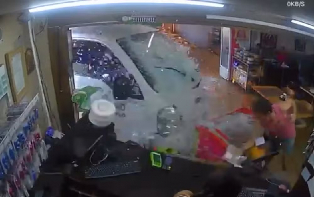 Brasil: caminhão invade padaria e deixa duas pessoas feridas no interior de SP