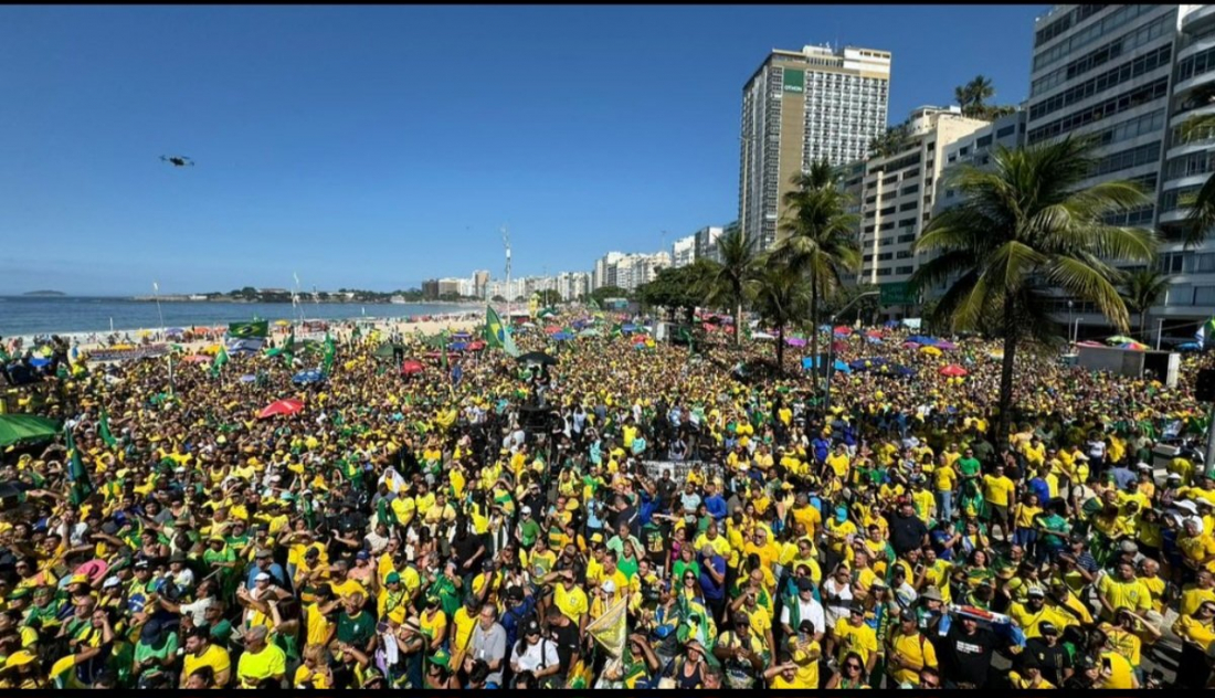 Brasil: Bolsonaro reúne apoiadores em ato em Copacabana