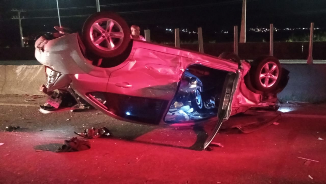 Colisão entre carro e caminhão deixa um ferido na BR-101, em Tubarão