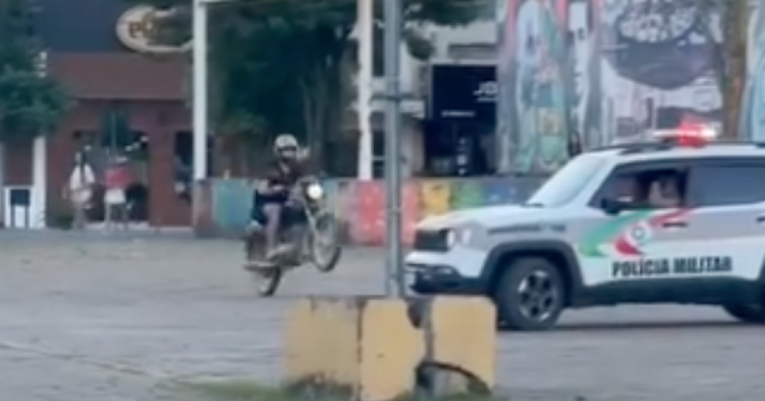 (Vídeo) Motociclista é detido após realizar manobras próximo à viatura em Braço do Norte
