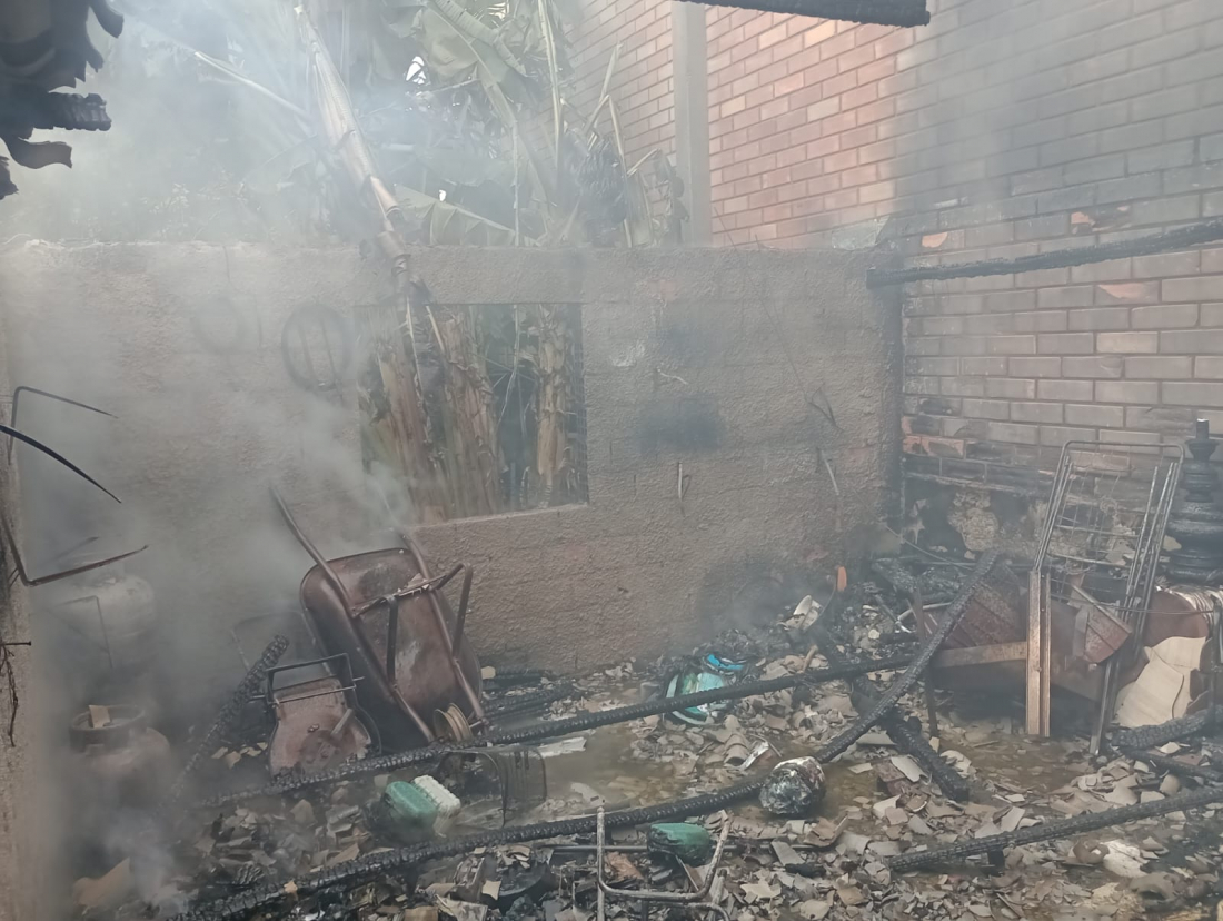 Rancho nos fundos de residência pega fogo e fica destruído em Tubarão