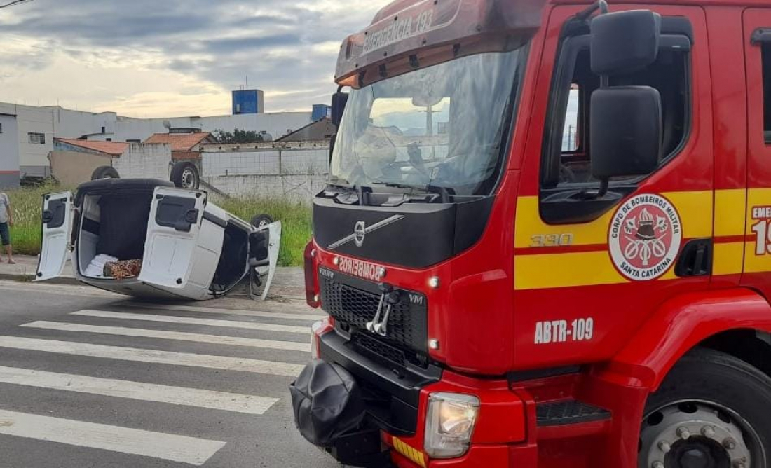 Jeep e furgão colidem em Tubarão na tarde desta terça-feira (23)